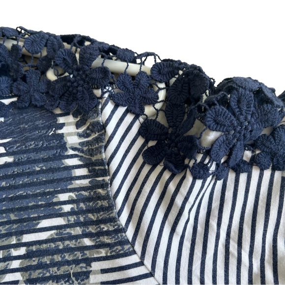 Women’s  Laura Plus Navy and White Striped Floral Top With Lace Sleeves. Size 1X - Picture 6 of 8